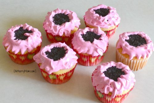 Oreo pink flower cupcakes - AMerryMom.com