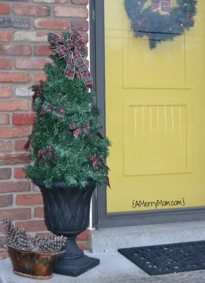 Easy DIY outdoor Christmas tree from a tomato cage - AMerryMom.com